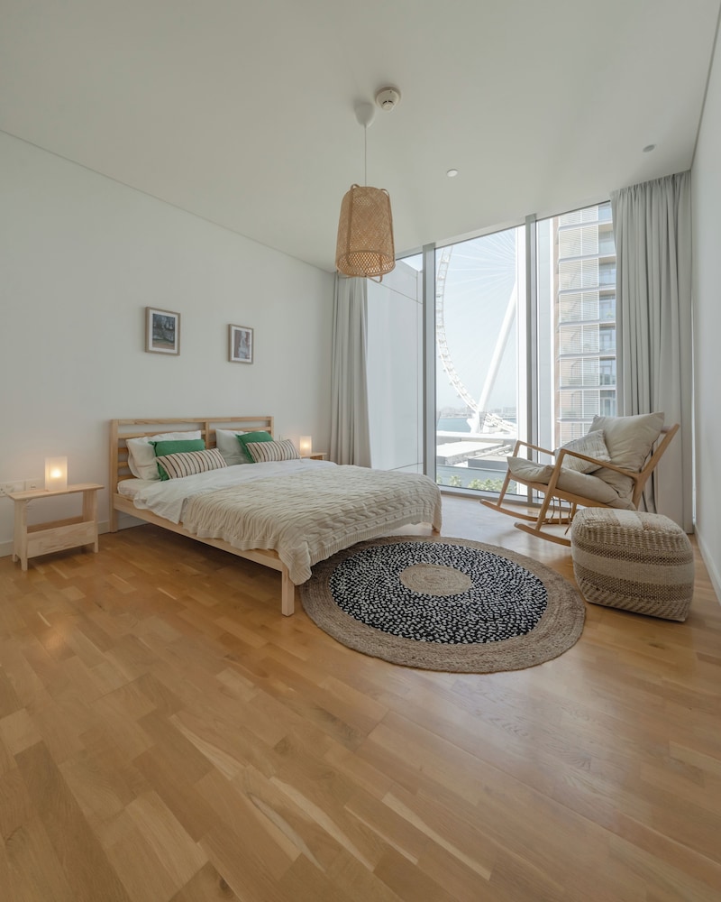 Luxury Apartment, 1 Queen Bed, Partial Ocean View photo 3