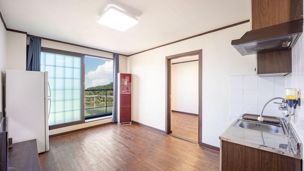 Basic Room, 1 Bedroom (201ho(Deepred,withpet))