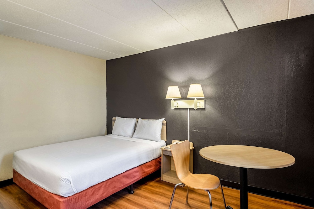 Standard Room, 1 Queen Bed, Smoking photo 3