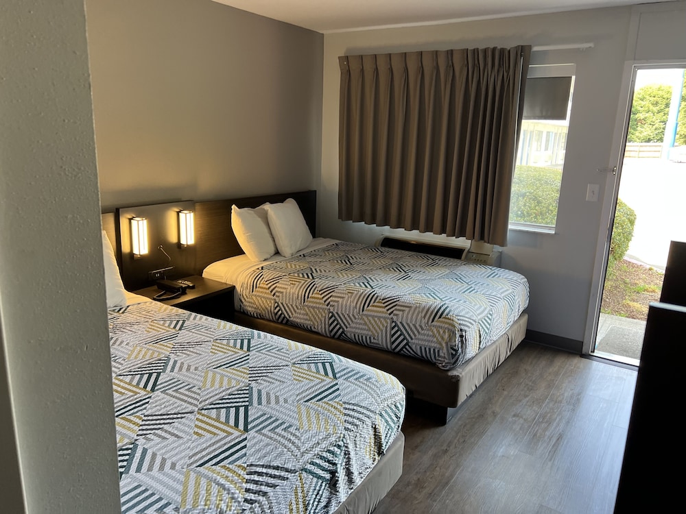 Standard Room, 2 Double Beds, Non Smoking, Refrigerator & Microwave photo 3