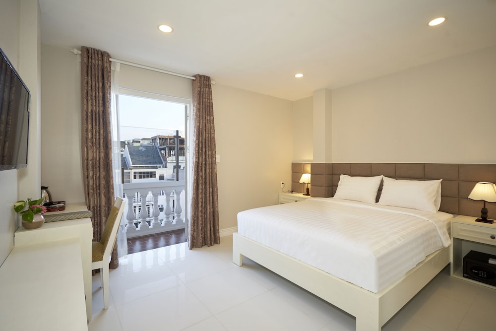 Suite Balcony City View