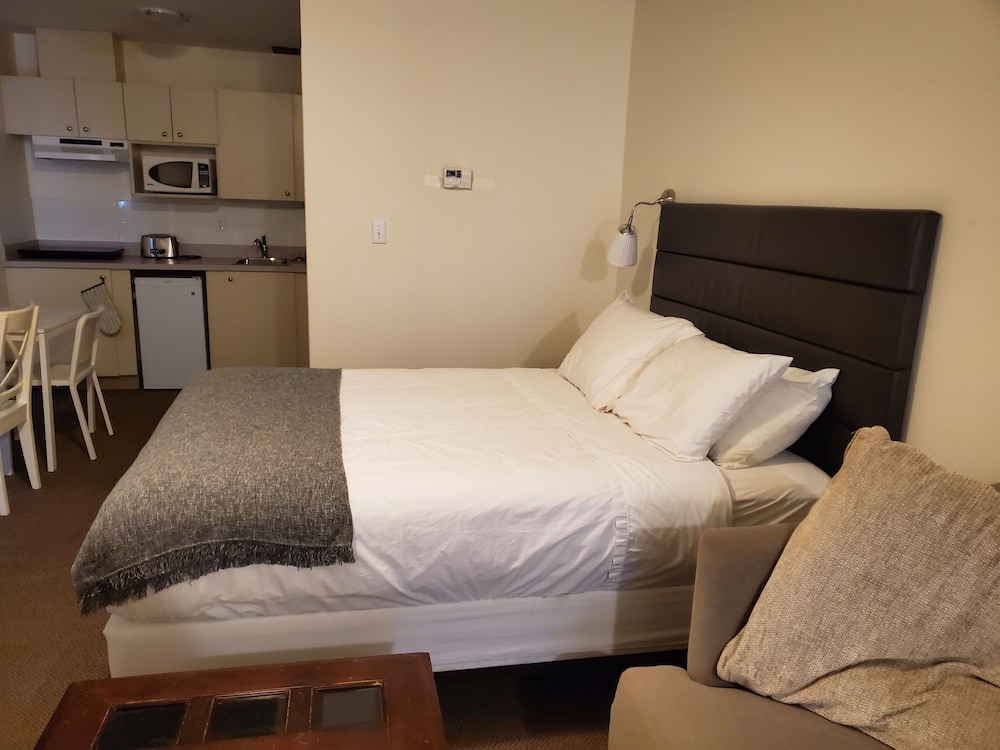 Single kitchenette Suite