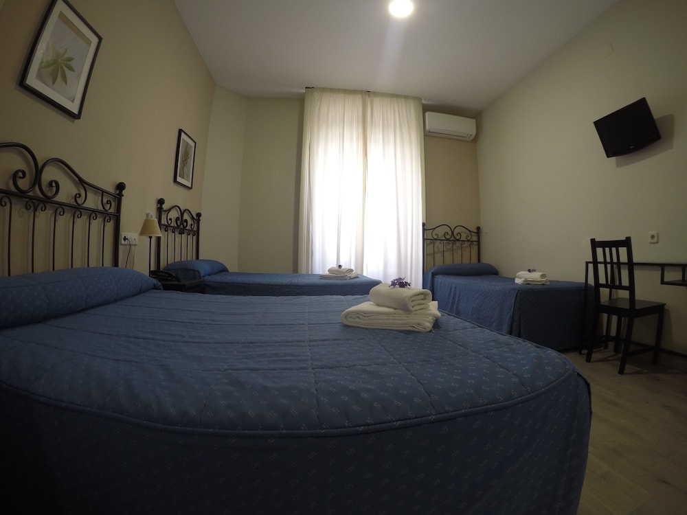 Quadruple Room, Private Bathroom - Photo 3