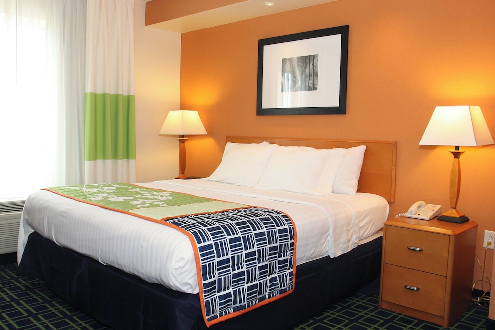 Room, 1 King Bed, Bathtub (Mobility/Hearing Accessible, Tub) - Photo 1