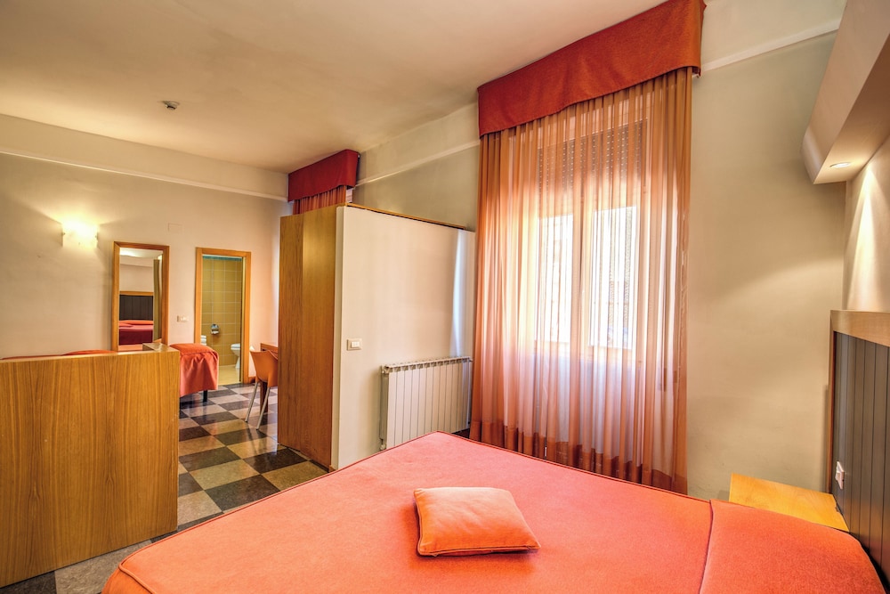 Standard Apartment, Kitchenette thumbnail 5