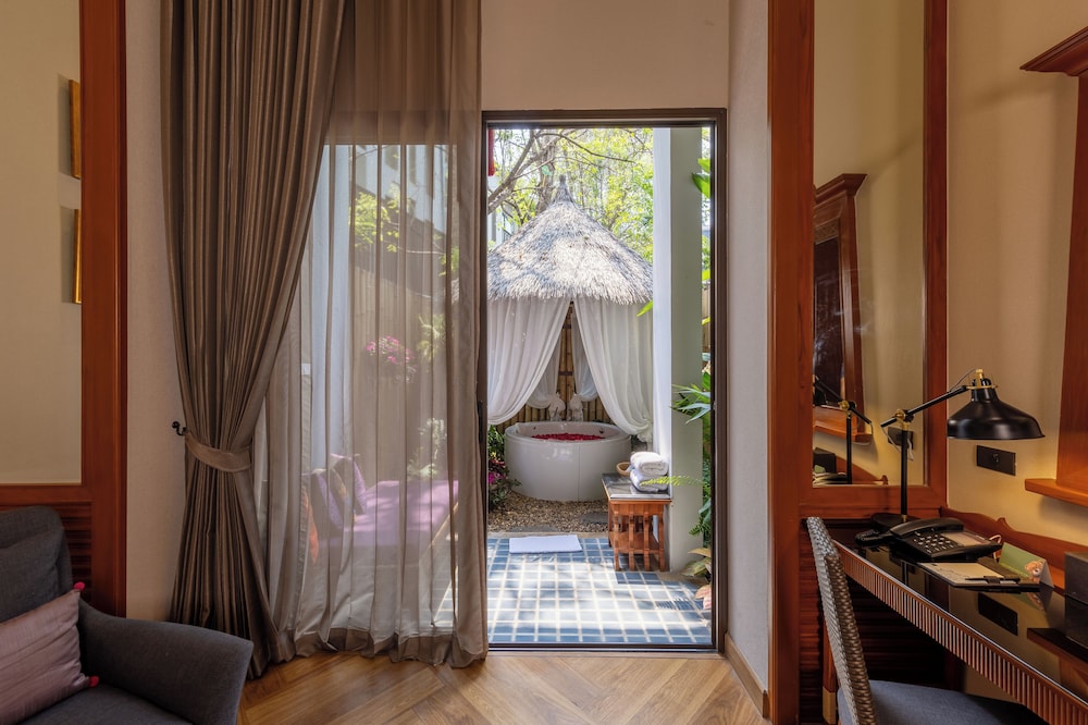 Deluxe Room with Jacuzzi photo 2