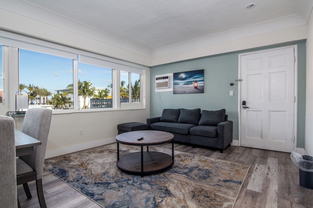 Luxury Apartment, 2 Double Beds, Kitchen, Partial Sea View