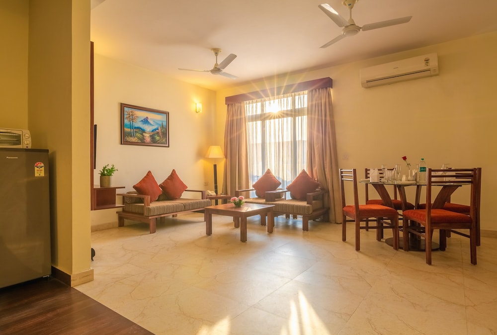Luxury Studio, 1 King Bed, Kitchenette, Executive Level photo 2