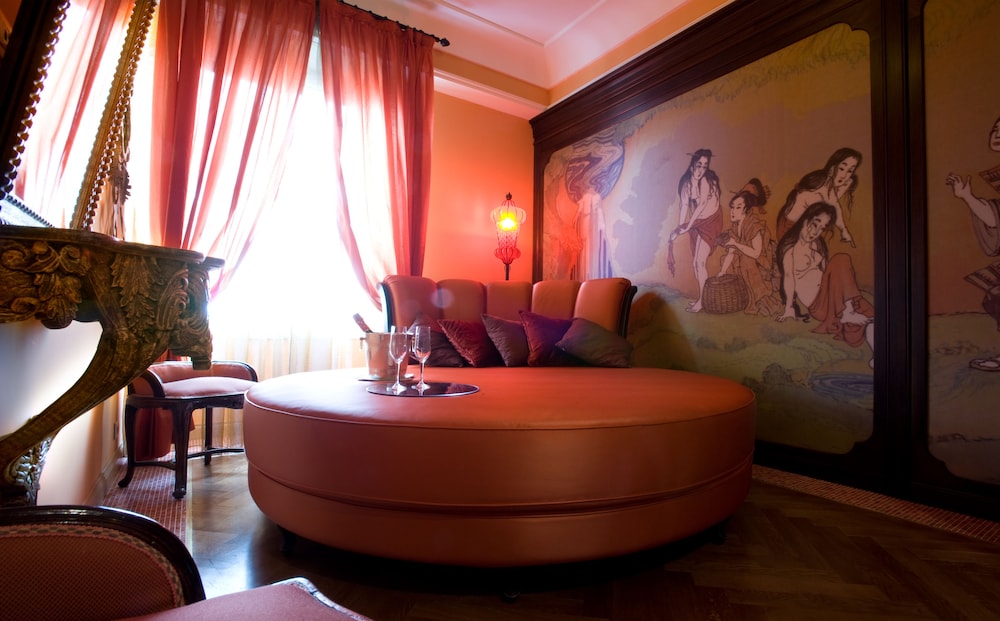 Suite (Secret)