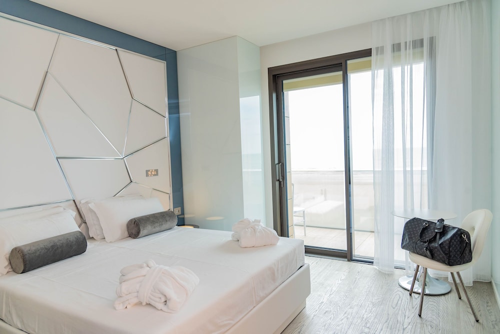Deluxe Double Room, Balcony, Sea View photo 2