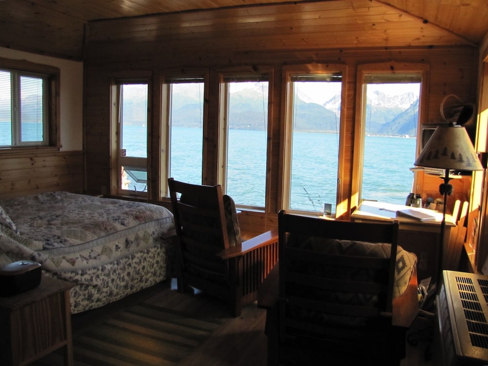 Comfort Cabin, 1 Queen Bed, Kitchenette, Beach View (Gatehouse Cabin) ALL GUESTS MUST REGISTER