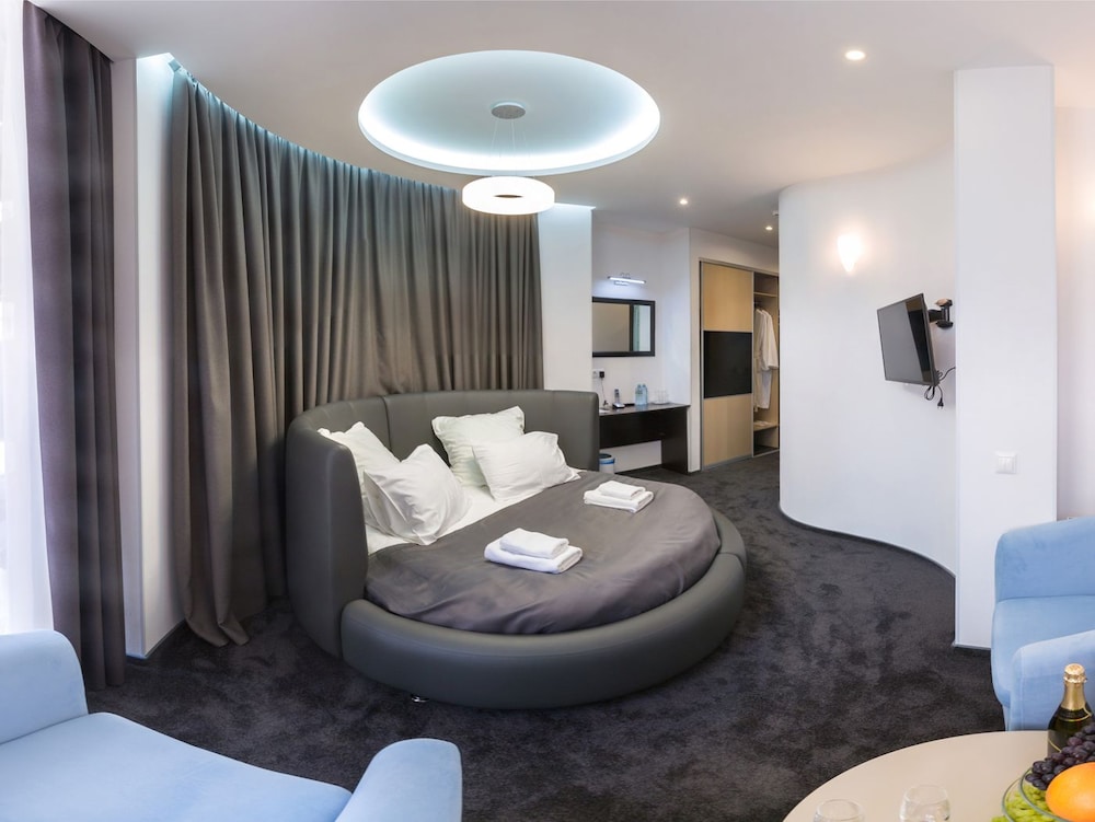Honeymoon Suite photo 3