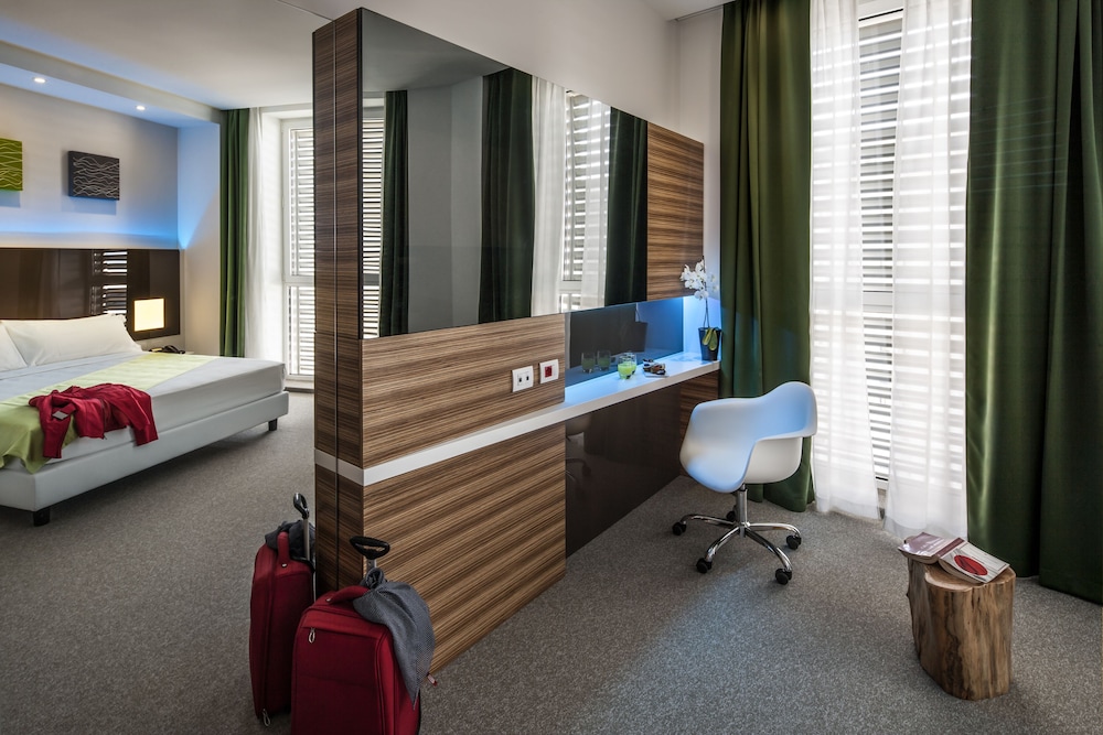 Double Room (Large)