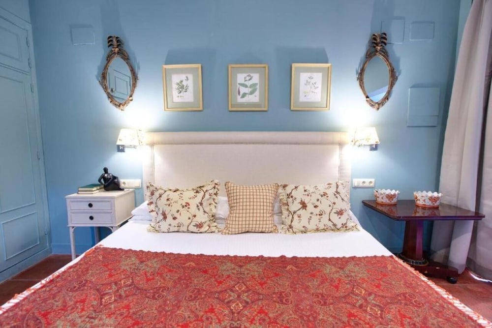 Deluxe Suite, 1 King Bed, Jetted Tub, Garden View photo 2