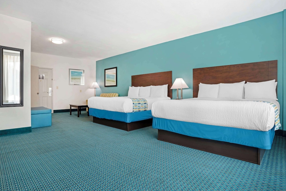 Standard Room, Multiple Beds, Non Smoking, Refrigerator & Microwave (Larger Room;with Sofabed) - Photo 2