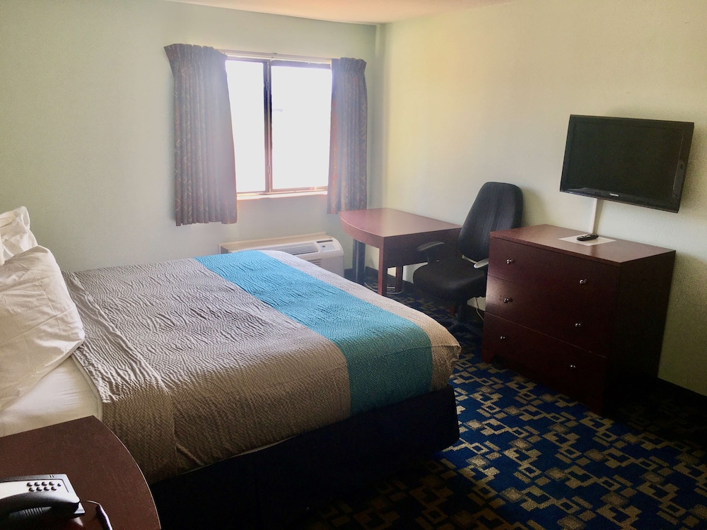 Standard Room, 1 King Bed, Accessible, Bathtub photo 2
