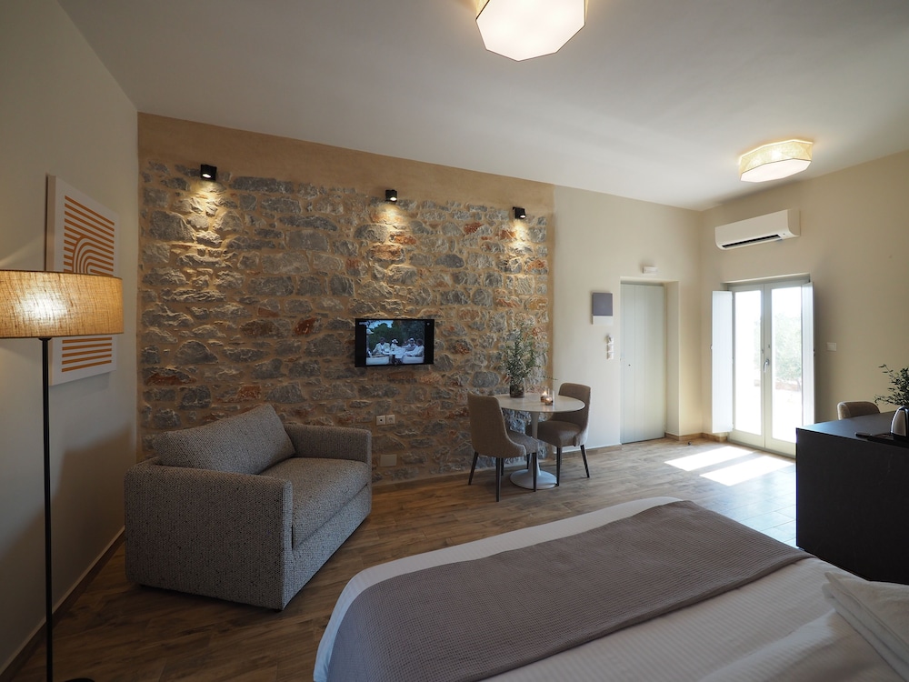 Deluxe Double Room (Up to 3 guests) photo 3