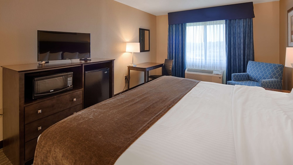 Suite, 1 King Bed, Jetted Tub, River View - Photo 3