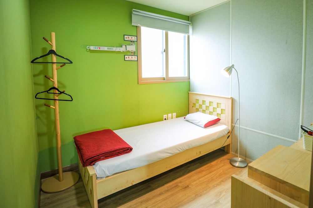 Standard Single Room, Shared Bathroom (407) photo 2