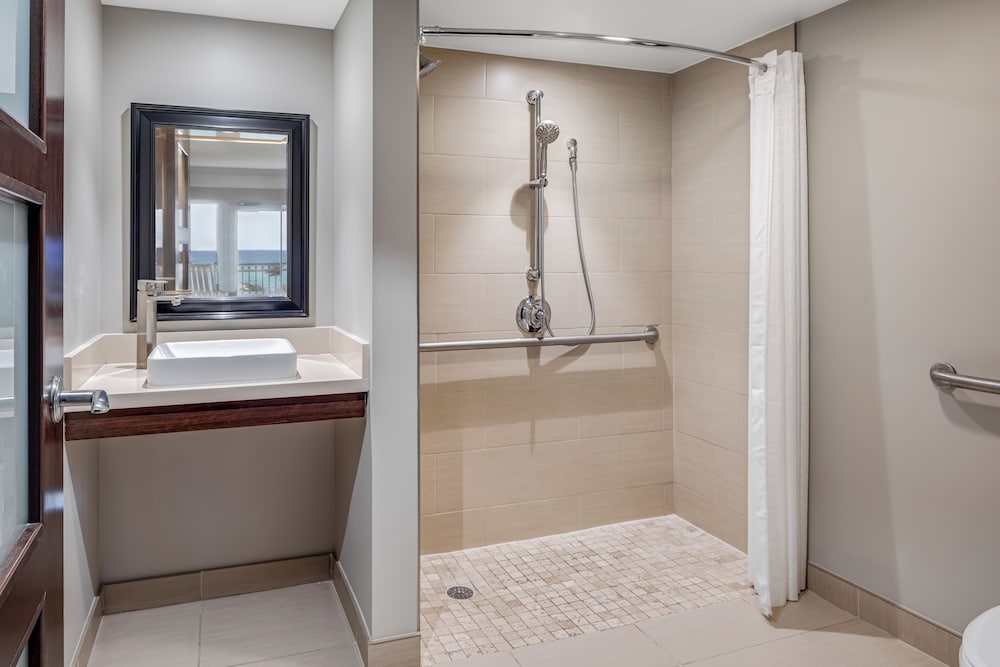 Ocean Front Room With King Size Bed. Handicap Accessible With Roll In Shower photo 2