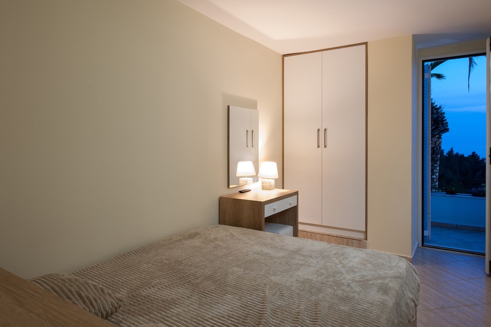 Exclusive Villa, 3 Bedrooms, Sea View, Poolside