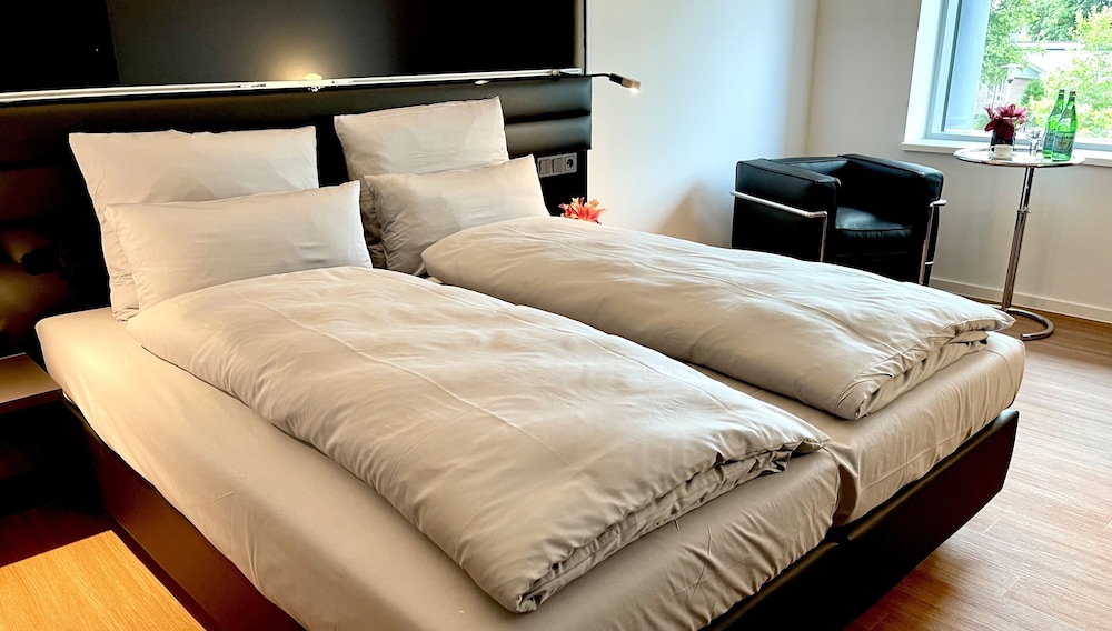 Standard Room, 1 King Bed, City View (Converts to 2 Twin Beds;WalkIn Shower) - Photo 4