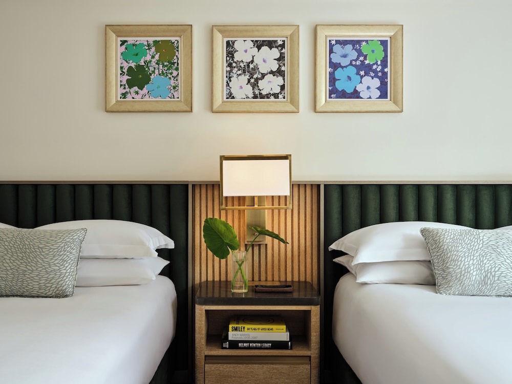 Room, 2 Queen Beds thumbnail 5