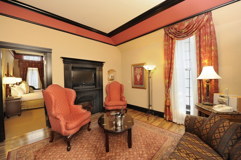 Premium Suite, 1 King Bed with Sofa bed - Photo 3