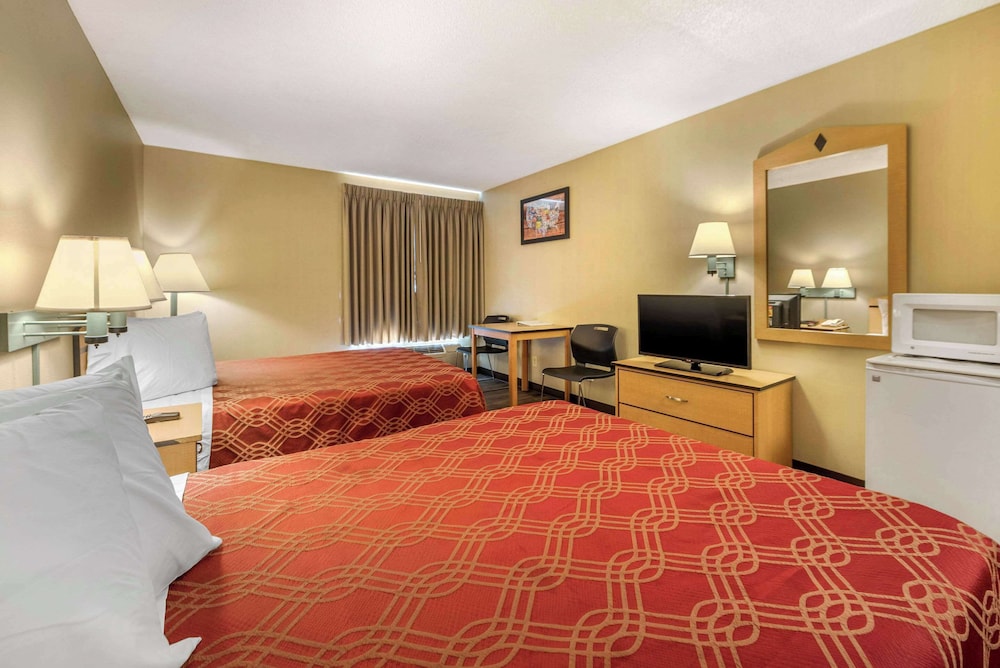 Standard Room, 2 Queen Beds, Non Smoking - Photo 2