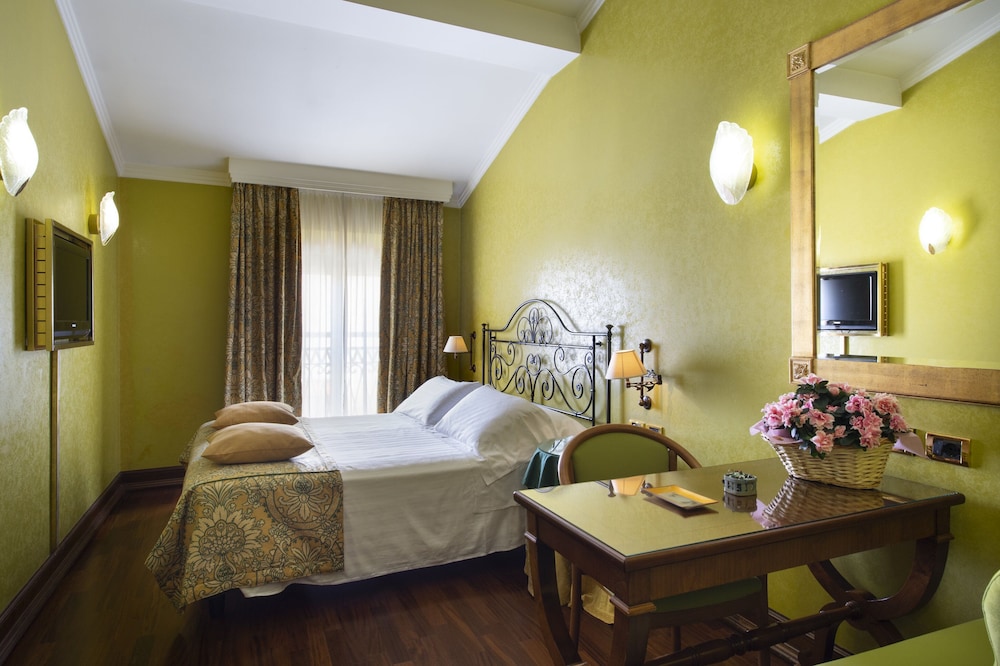 Deluxe Double or Twin Room - Photo 10