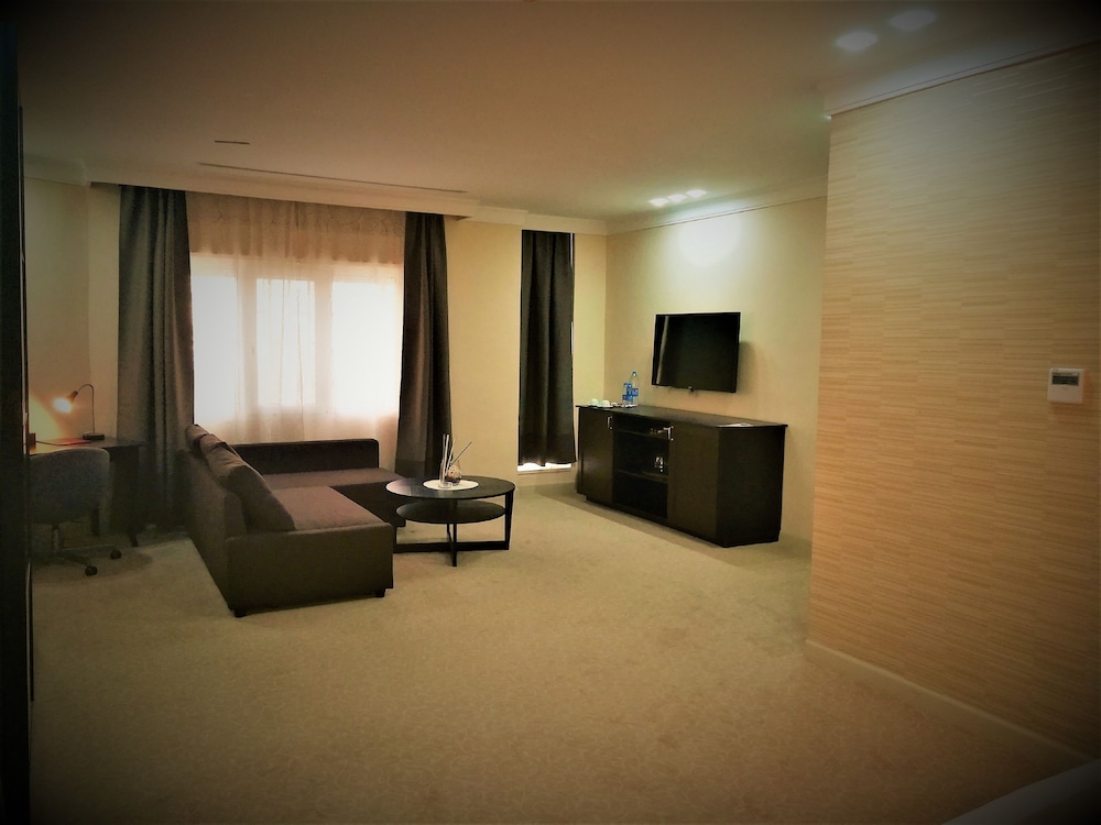 Exclusive Suite, 1 King Bed with Sofa bed, photo 6