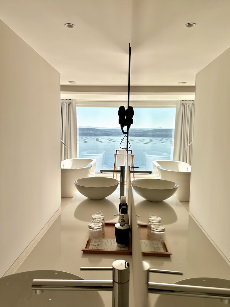 Luxury Room, 1 King Bed, Hot Tub, Sea View photo 3
