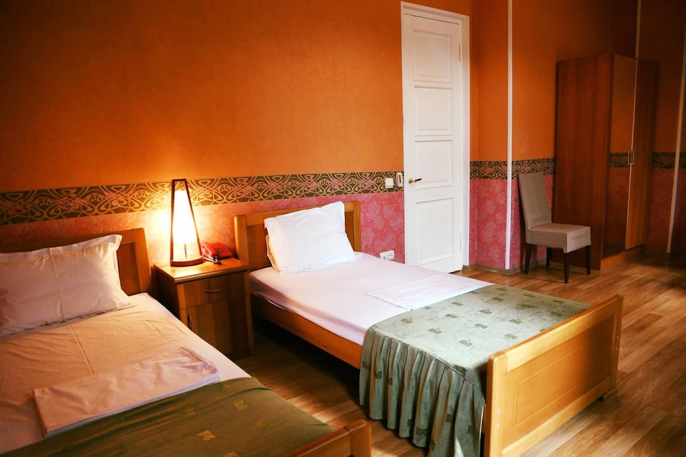 Basic Triple Room, Multiple Beds, City View photo 2