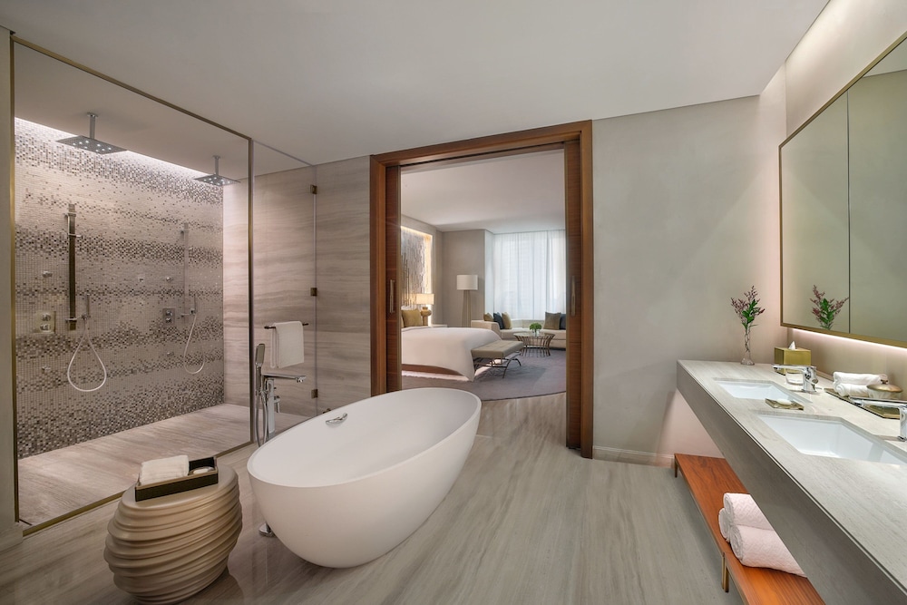 Signature Suite, 1 King Bed, Canal View - Photo 4