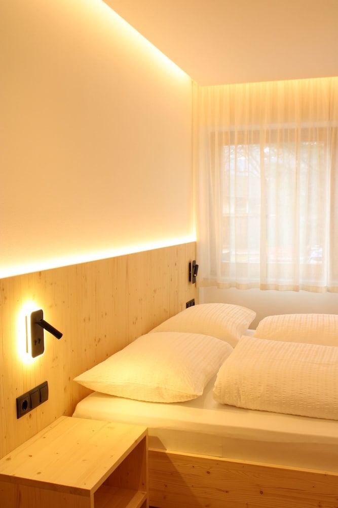 Luxury Apartment, 3 Bedrooms, Roll-in Shower, Ground Floor (2 Bathrooms) photo 2