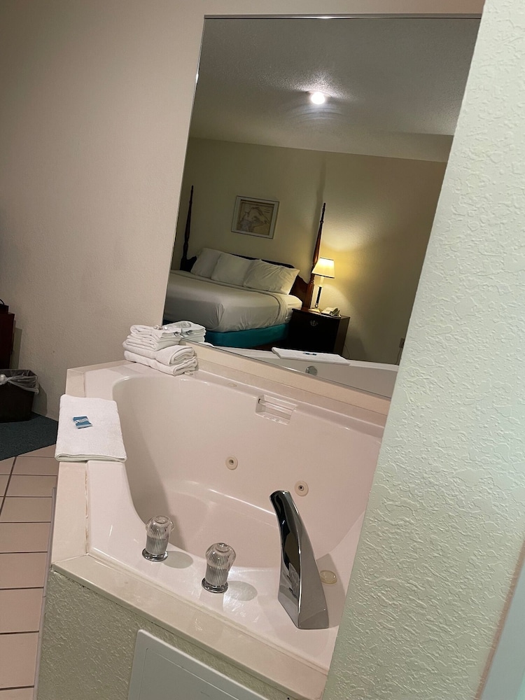 Deluxe Room, 1 King Bed, Jetted Tub photo 2