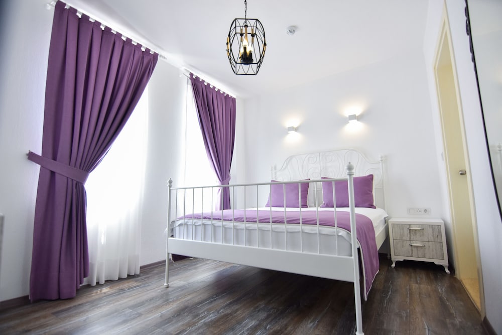 Basic Room, 1 Queen Bed, Non Smoking, City View