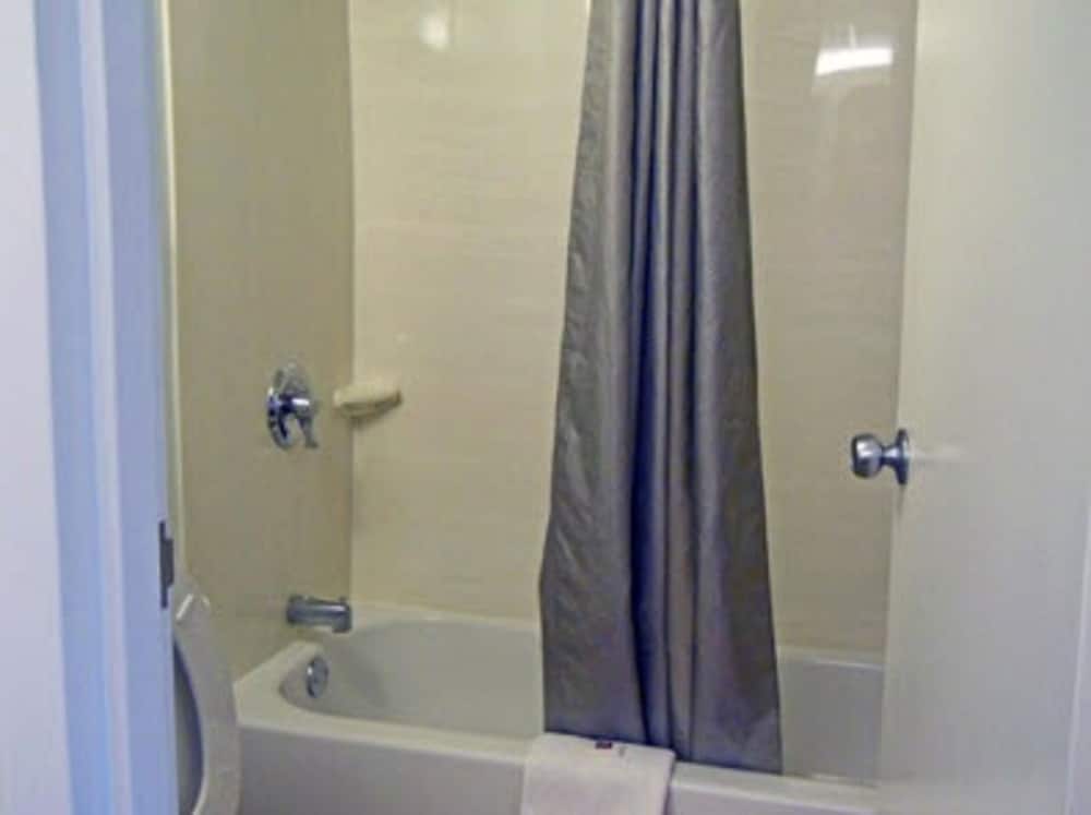 Standard Room, 1 King Bed, Non Smoking - Photo 5