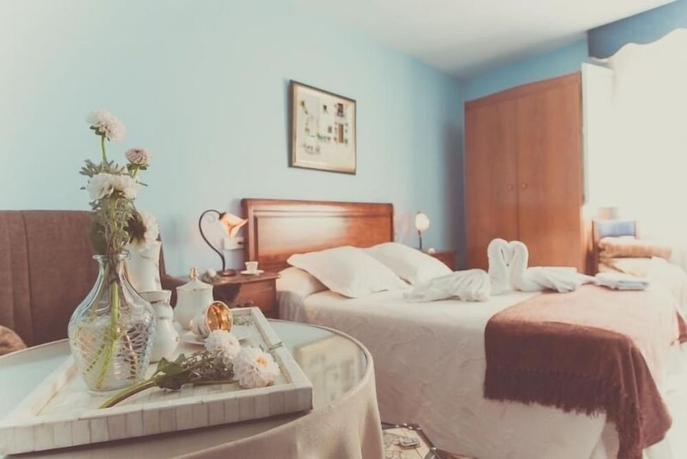 Double Room, Private Bathroom (With Extra Bed) - Photo 3