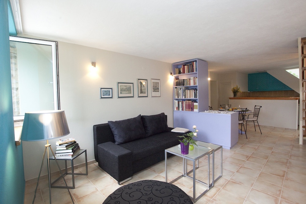 House, 2 Bedrooms photo 1