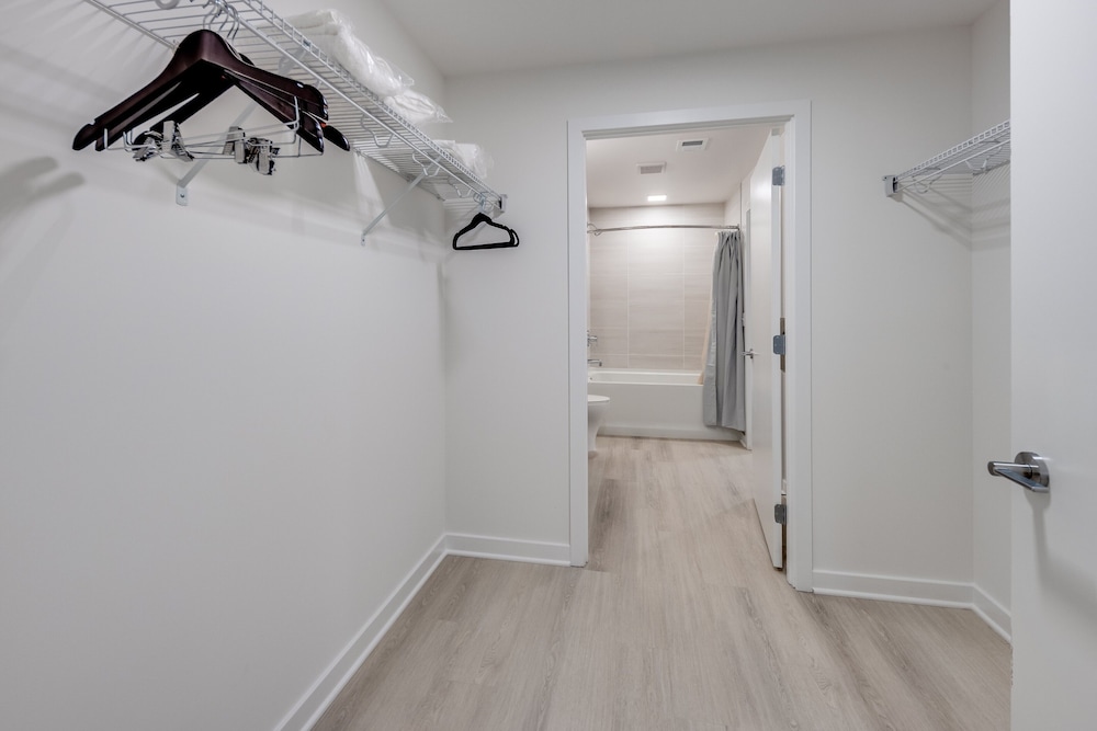 Luxury Apartment, 2 Bedrooms (Room décor/layout/colors vary by unit) - Photo 16