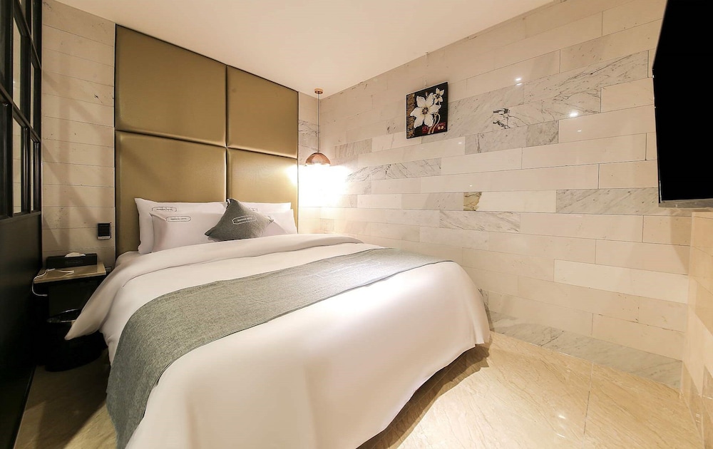 Suite - Photo 1