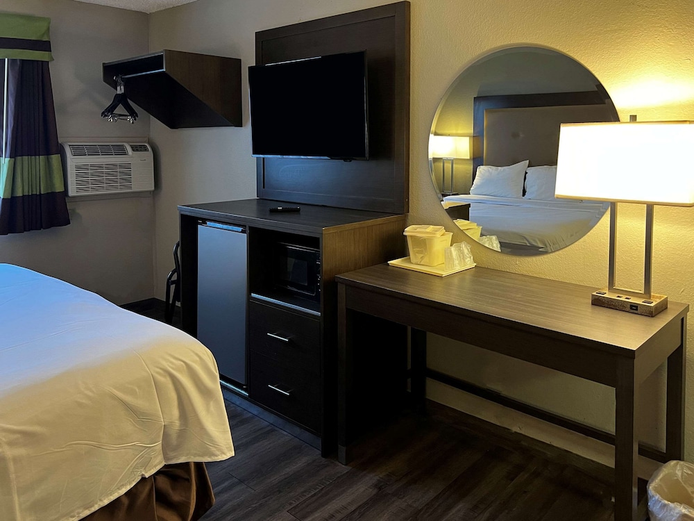 Standard Room, 1 King Bed, Non Smoking - Photo 5