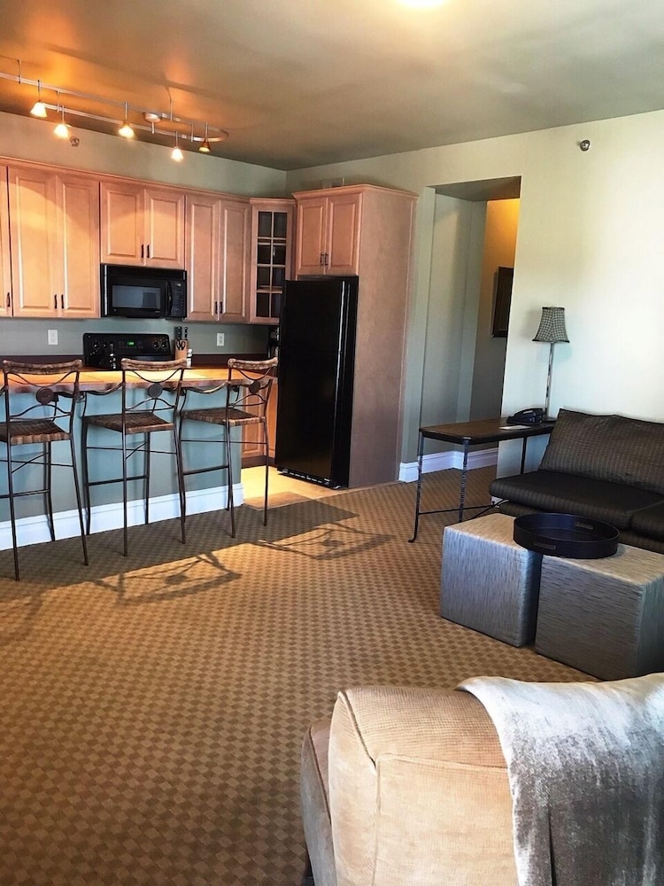 Executive Suite, 1 King Bed photo 3