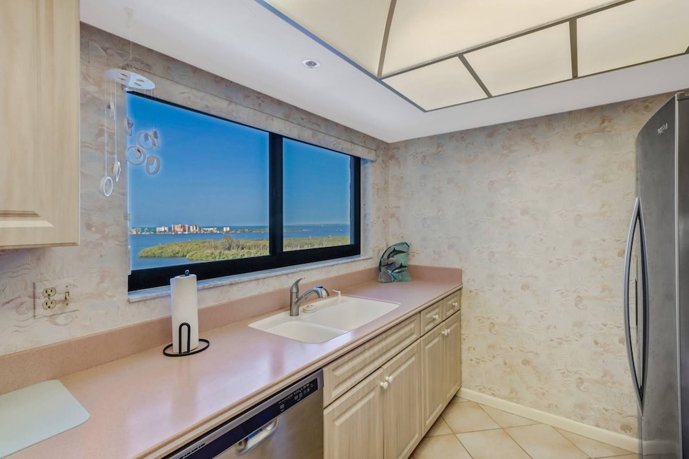 Condo (18120 San Carlos Blvd PH5) photo 2
