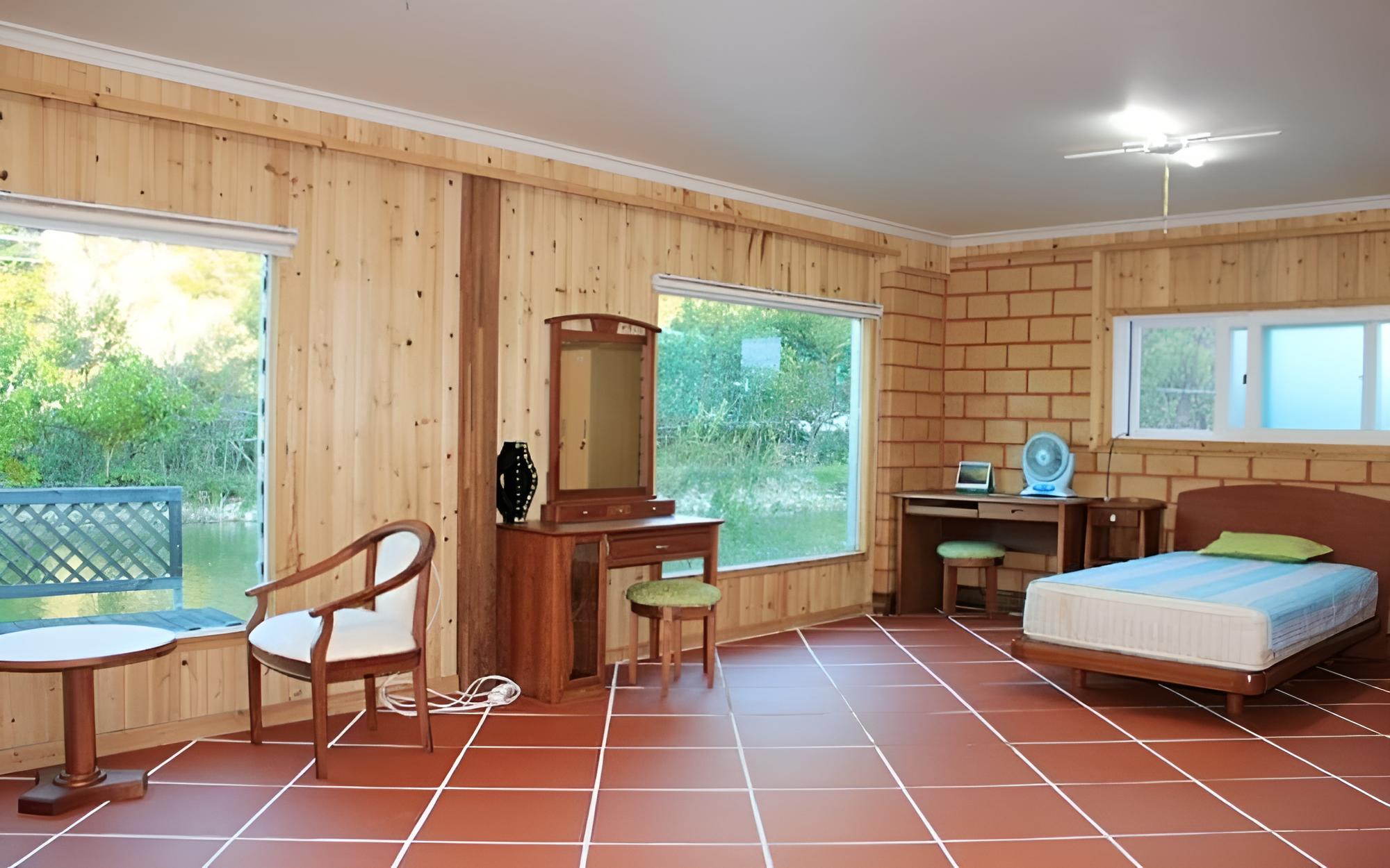 Room (Room 4)
