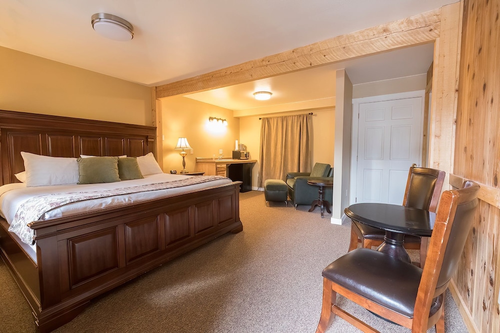 Basic Room, 1 King Bed, Mountain View