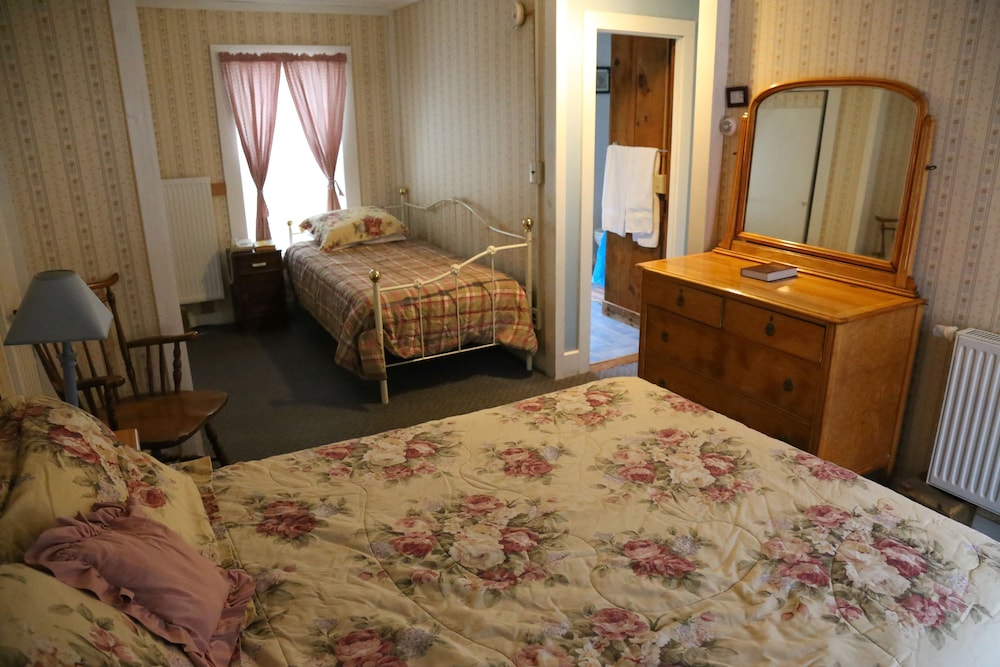 Standard with Queen and Twin photo 1