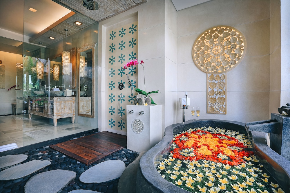 Villa with Pool - Photo 6