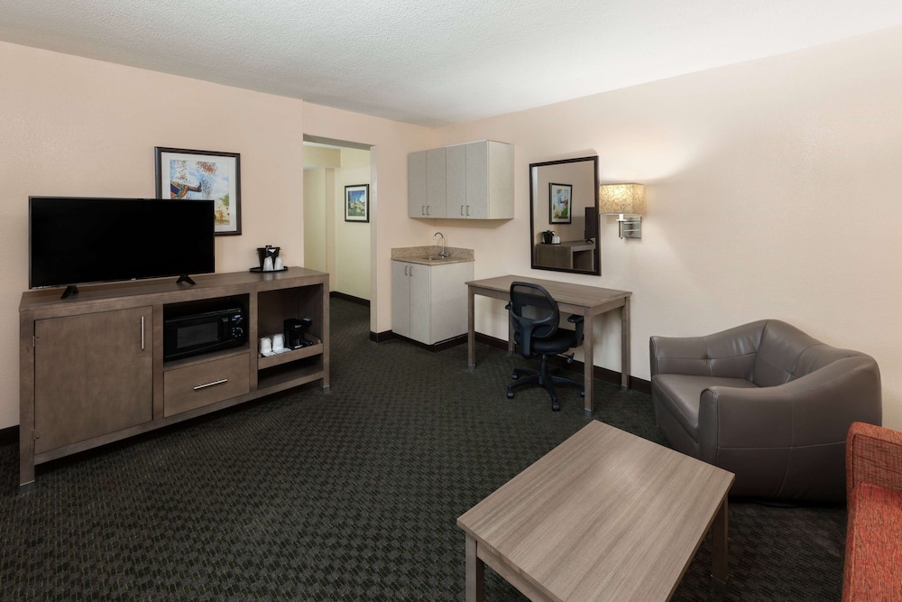Suite, 1 King Bed, Non Smoking - Photo 2